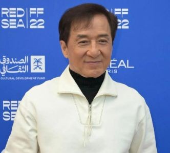 成龙又杀进春节档，很会搞流量，消费熊猫元素，拉小沈阳女儿炒作