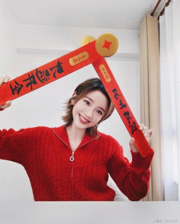 唐艺昕主动晒小年状态，红衣上身好娇美，张若昀真是把她当孩子宠