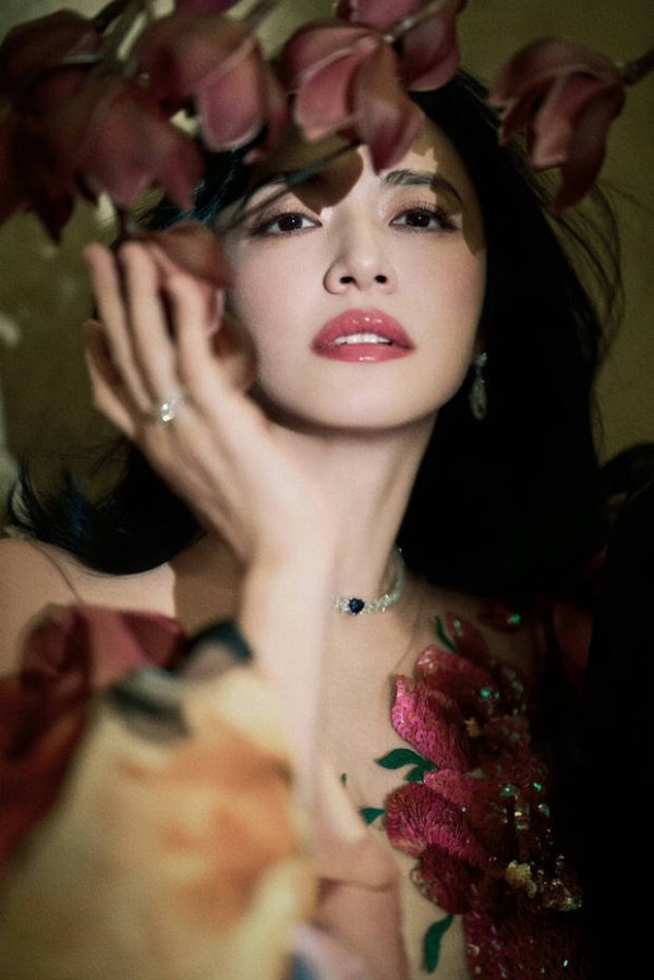 姚晨繁花刺绣礼裙造型明艳大气 复古红唇尽显东方雅致