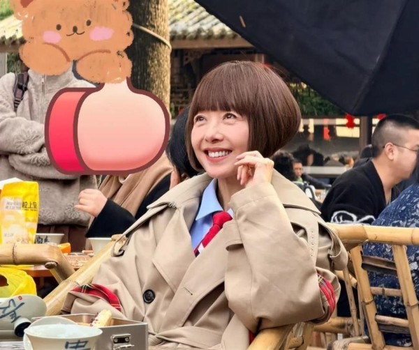 55岁鲁豫成都录节目，街边喝茶超惬意，本人很瘦小显头很大