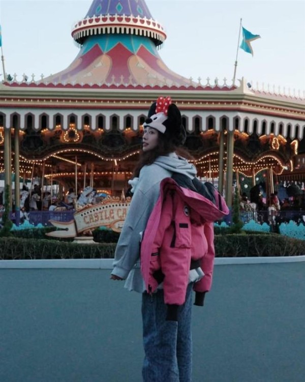 鬼鬼吴映洁带女儿去迪士尼看烟花，称呼女儿为妹子，晒母女背影照