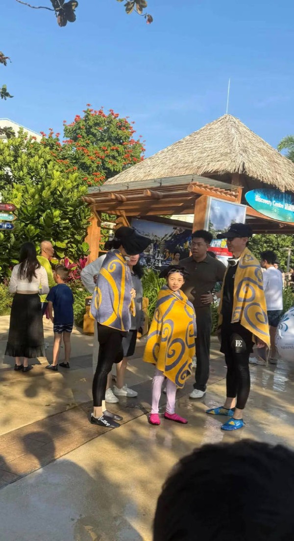 董璇与小酒窝、张维伊刚玩完水，都披着毯子保暖。