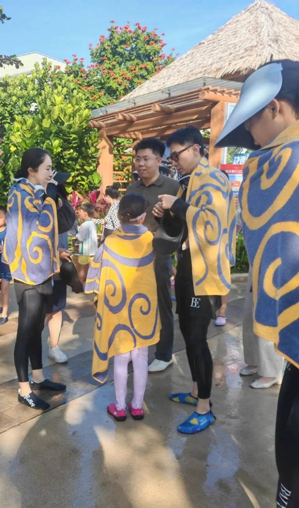 董璇张维伊携女儿三亚度假 小酒窝灵动可爱颜值超高