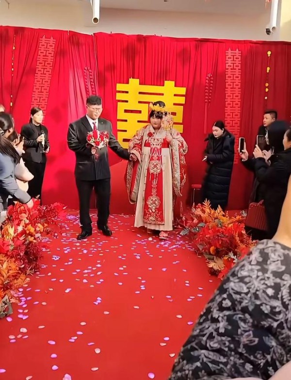 大衣哥女儿风光出嫁，农村举办婚礼超朴素，朱雪梅全程遮面显害羞