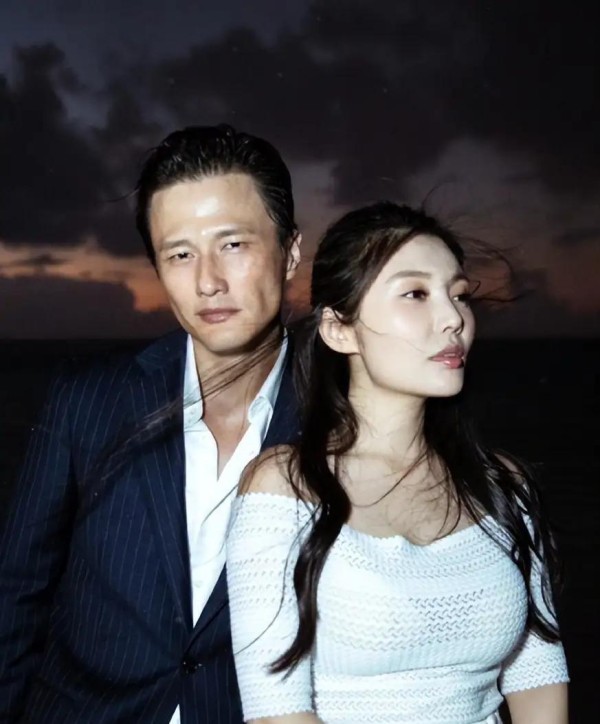 徐冬冬孕相上热搜！胯大腰圆鼻子变宽，尹子维手托肚一脸关心