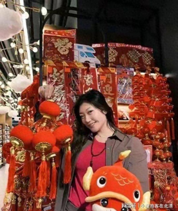 李梦回老家过年接地气！备年货、发红包、手提大米将年味氛围拉满