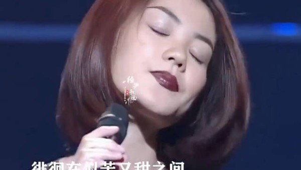 年少时不觉得王菲长得怎么样，多年回头看原来王菲这么漂亮