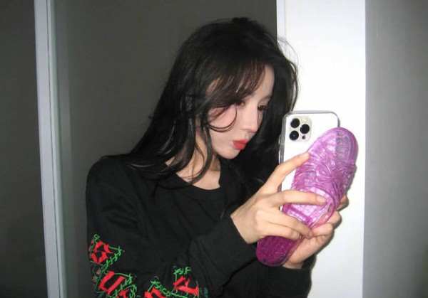 搜狐娱乐讯 13日，迪丽热巴在社交平台上晒最新营业美照，她拿着拖鞋手机壳和铁锨手机壳摆拍，好抽象！