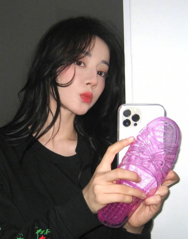 迪丽热巴嘟嘴卖萌，可爱养眼。