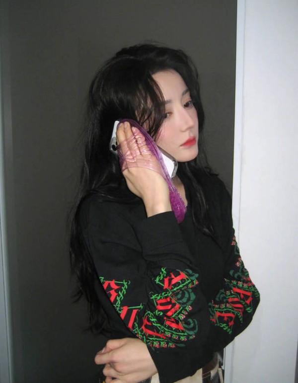 迪丽热巴侧颜精致，红唇吸睛。