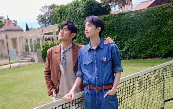 王俊凯化身追星迷弟，与偶像周杰伦同框合影，心情大好。