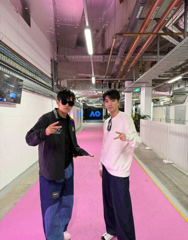 此前，王俊凯晒出与偶像周杰伦的合照，并配文：“分享一下。”