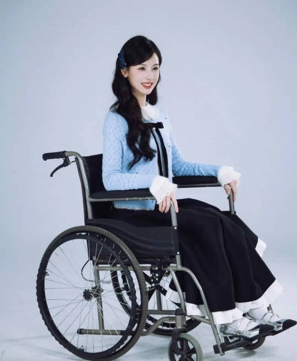 陈都灵坐轮椅，温柔恬静。