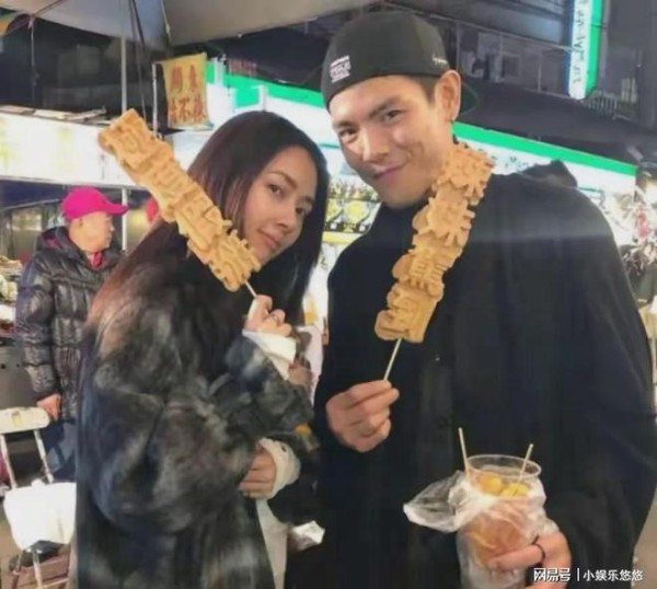 向太向华强郭碧婷在新加坡被偶遇，向太不像阔太，郭碧婷成黄脸婆
