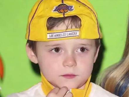 速览布鲁克林·贝克汉姆的颜值蜕变史!