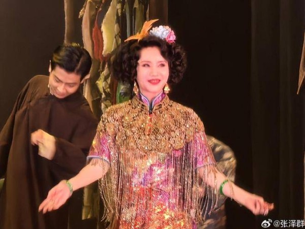 张泽群：现身国家大剧院，现场观看老同事徐俐表演的话剧《日出》