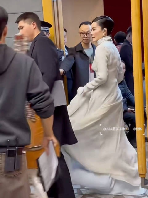 王菲现身标志性眼妆，白色长袍，完全女王气质！太期待了！ 王菲马年春晚路透