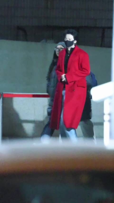 宁宁越来越帅气时尚 凌晨下班辛苦了