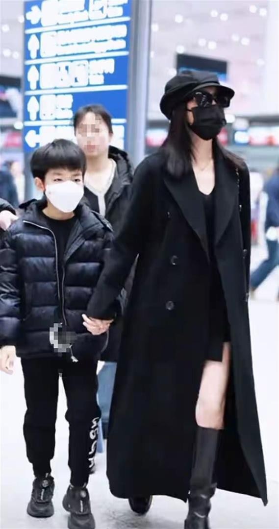 网友北京机场偶遇陈妍希送小星星回爸爸陈晓老家安徽过年