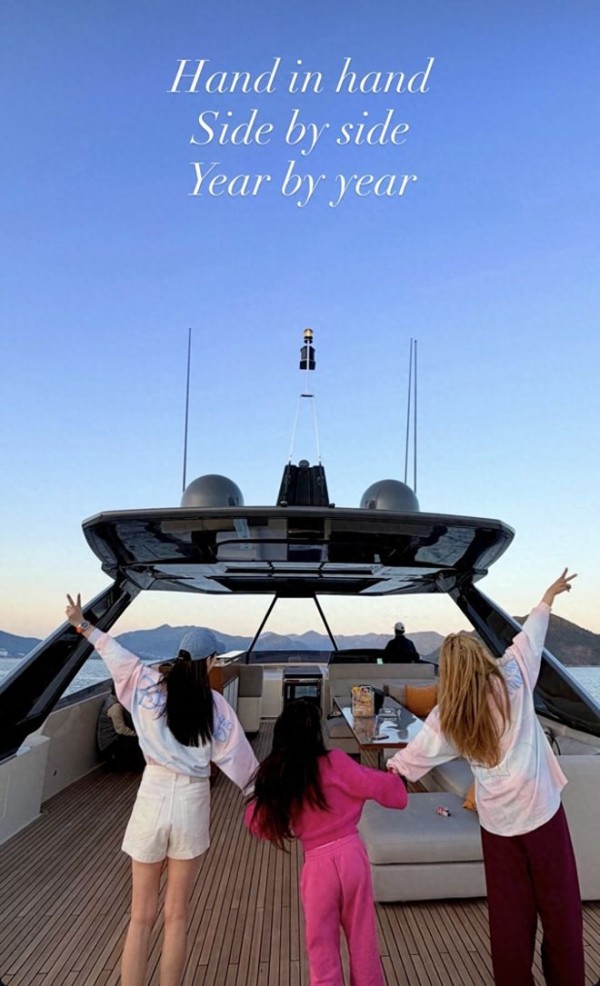 何超盈情人节带女儿出海，6岁辛阡觅在游艇上好欢乐，丈夫没露脸