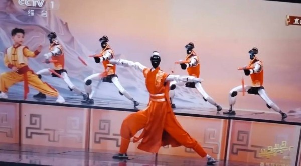 机器人全面“入侵”央视春晚，成最忙的特别风景，网友心情矛盾：自豪又担忧