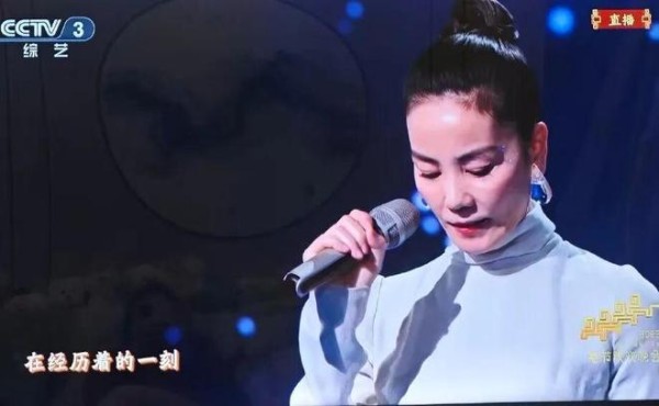 王菲六登春晚，献唱《你我经历的一刻》，水滴钻石耳环再次出圈