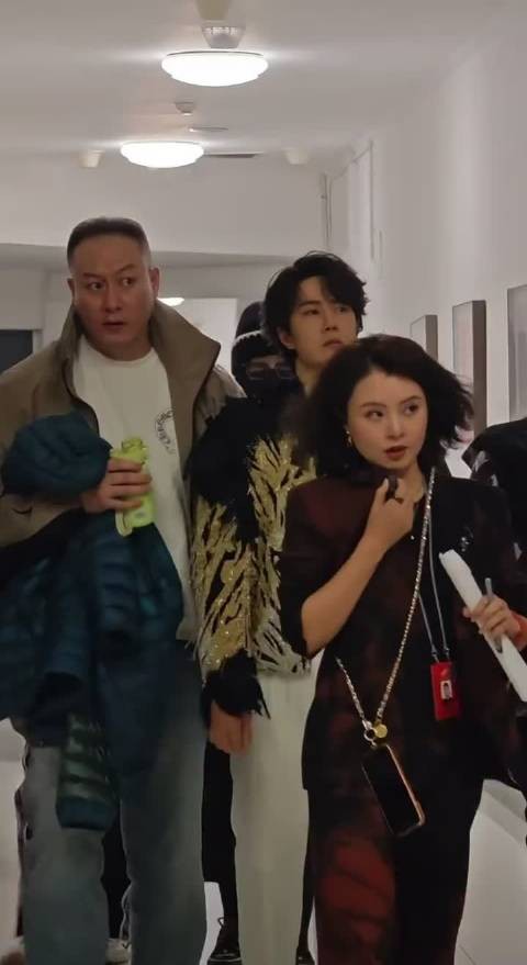 王一博马年春晚后台，好清晰的画面，好权威的脸