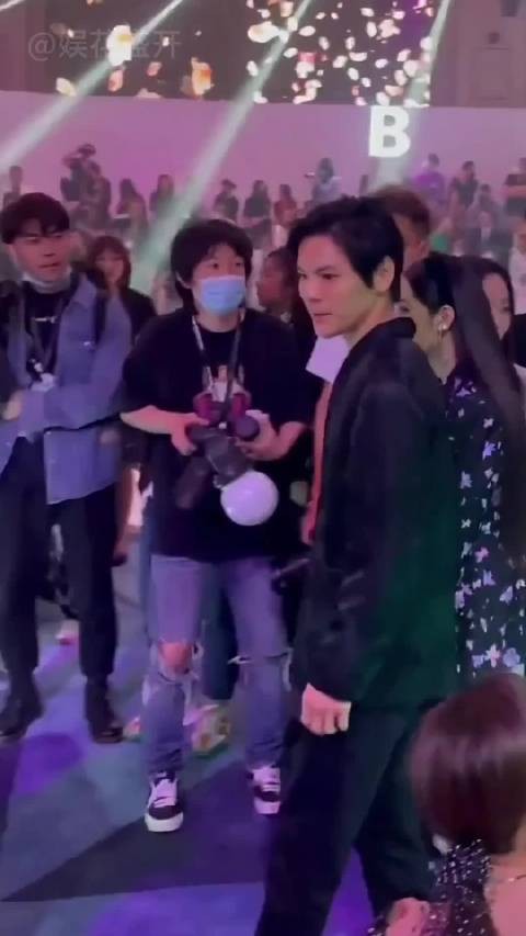 李雪健当场发飙吴京避让女星,路人镜头捕捉明星微表情