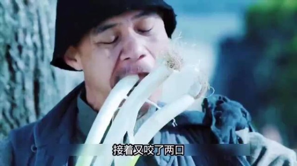 男人利用大葱隐藏机枪撞针