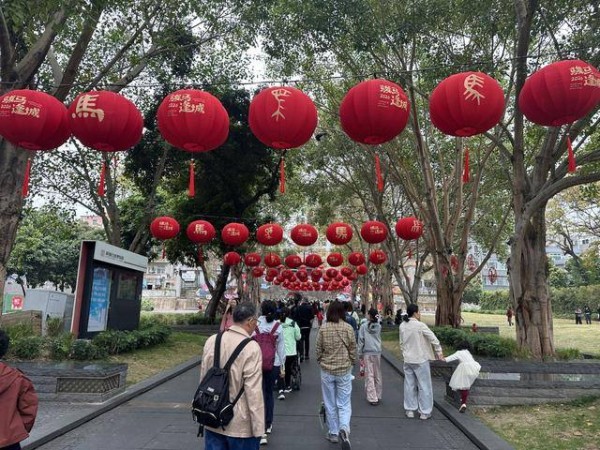 大年初一深圳各大景区景点人气火爆，传统年味与现代城市魅力交织