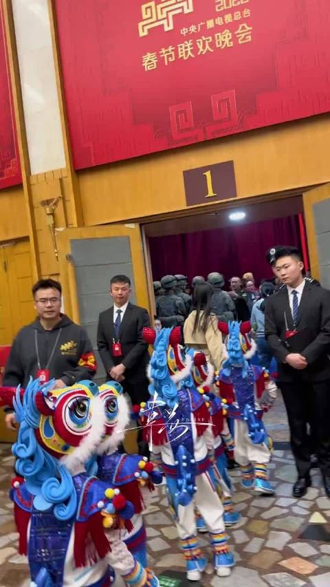 春晚后台的刘浩存，一键丝滑的穿上了衣服