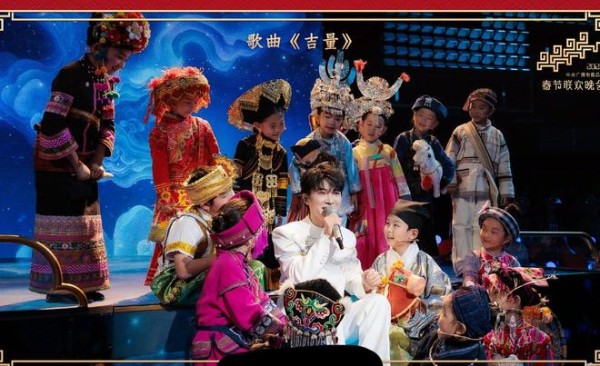 春晚三大感人瞬间：周深牵着台湾高山族小女孩，于和伟遥望海峡