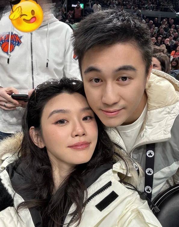 奚梦瑶晒照贺新年:与何猷君贴头合影好甜蜜,和何超欣一起看球赛