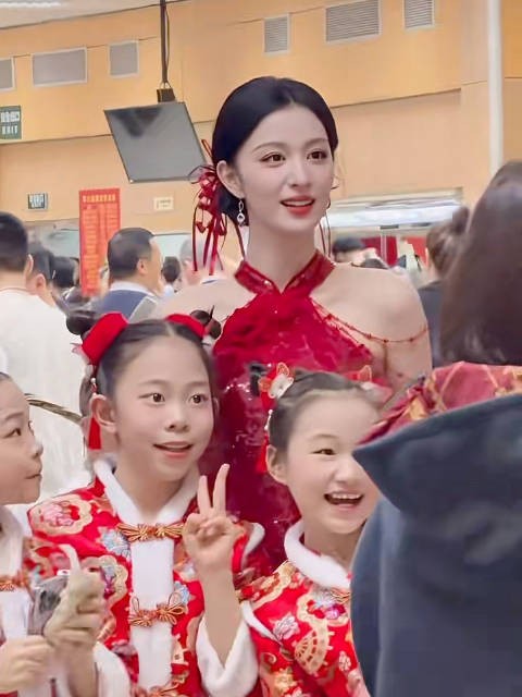 王楚然这也太美了，黑发红唇明艳又端庄