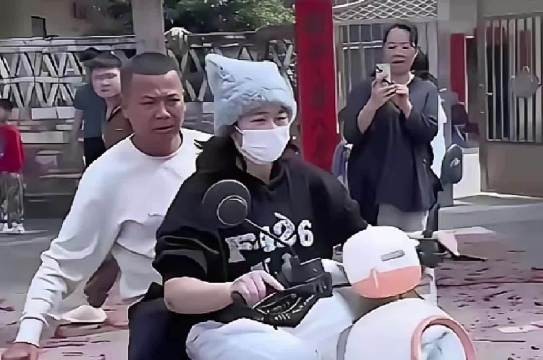 全红婵载父回家年货满兜,女儿后座载全家希望