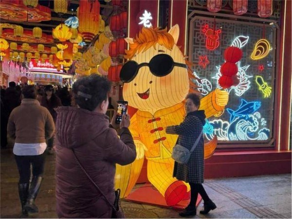 千灯点亮大鲍岛，糖球会灯会燃动新春人气