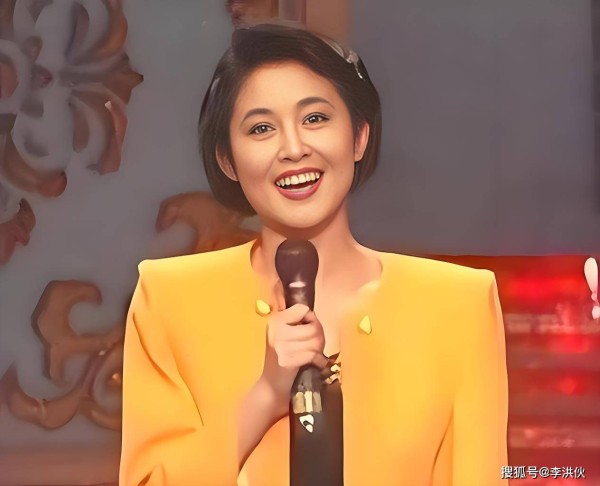 还原91年春晚,倪萍拿四张白纸“读”贺电,新人一出手就是教科书