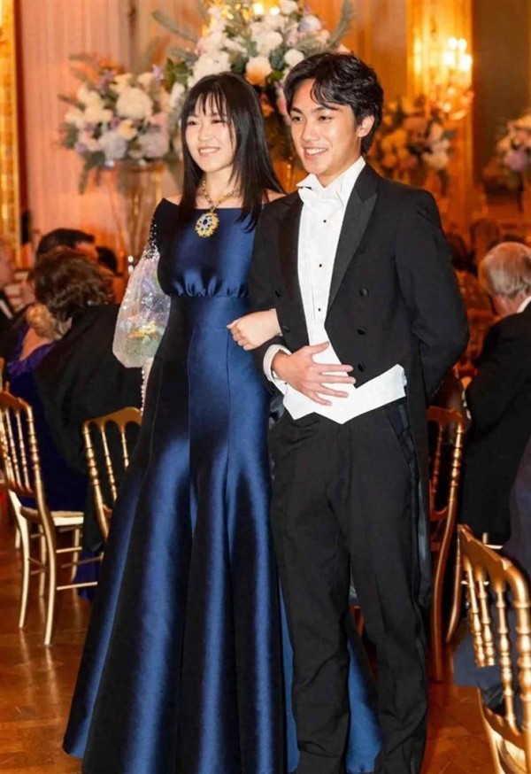 年初二，张艺谋44岁老婆陈婷现身，穿黑皮衣身材苗条，年轻似34岁