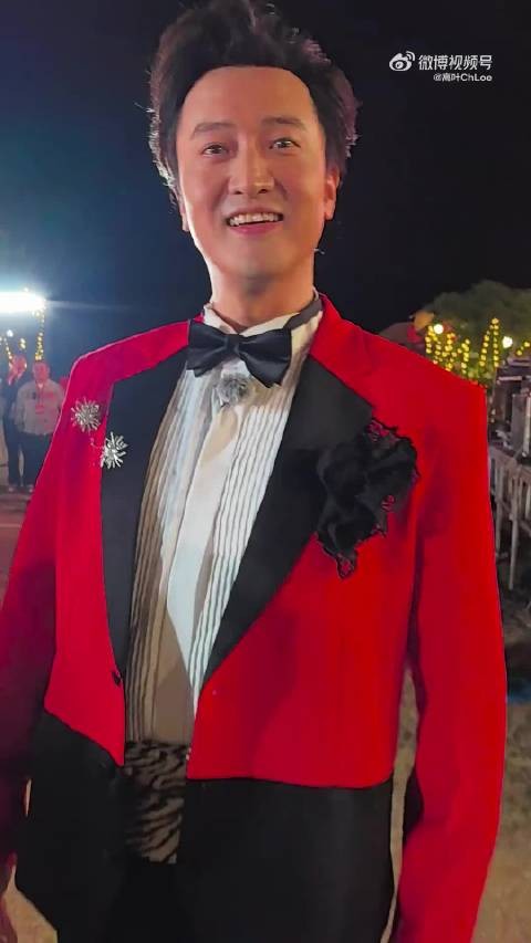 王传君向高叶撒娇求评价，两人互动自然有趣