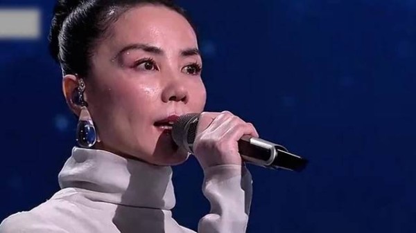 王菲春晚造型引争议，化妆师霸气回应，疑被吐槽后连夜离开北京！