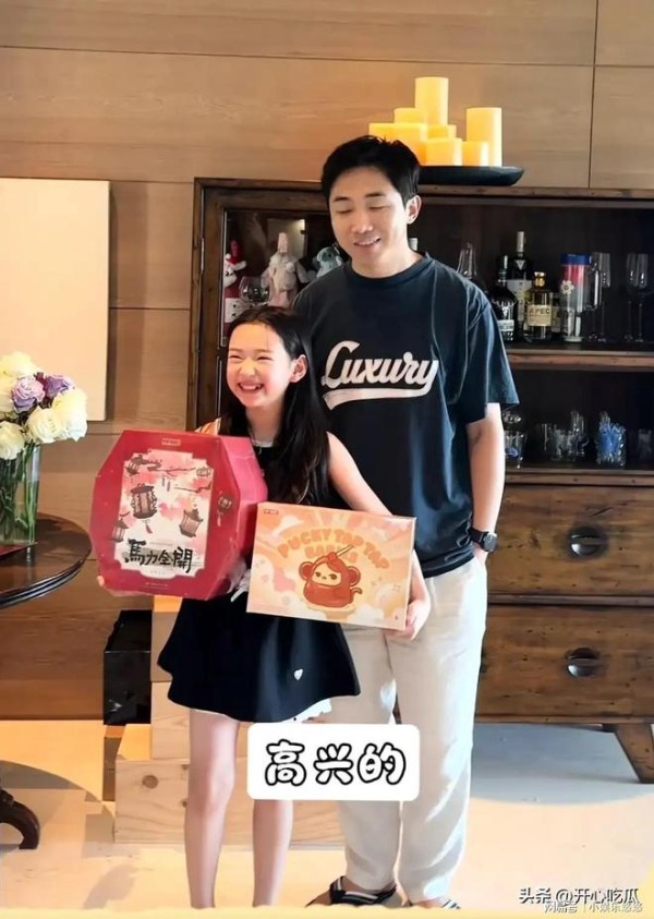 董璇人脉真牛，泡泡玛特总裁王宁去她家过年，送小酒窝非常多礼物