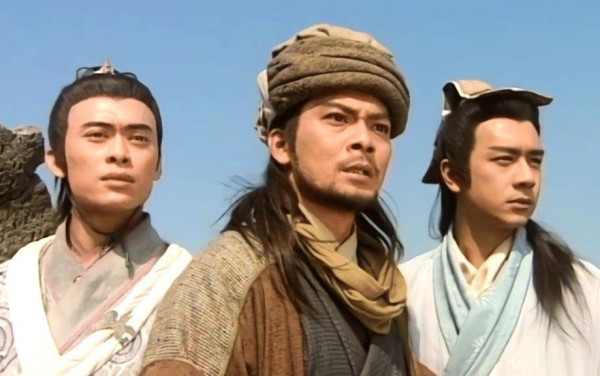 萧峰与段誉先结拜，后来为何只传功给虚竹？3个细节点破他的心思