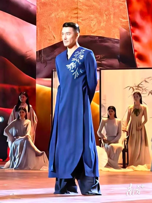 跨越1700年的“蓝色风度”，深圳香云纱登陆央视非遗春晚