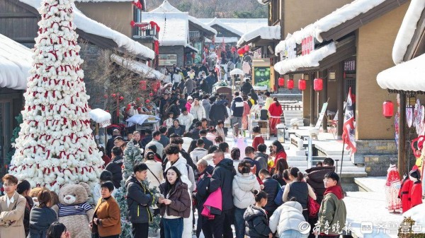 日照天台山游人如织,武侠花灯+机器人热舞引爆新春狂欢