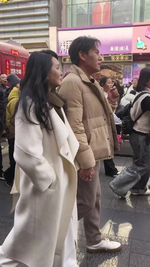 秦昊夫妇沈阳逛街被偶遇，伊能静衣服吊牌没摘就出门了