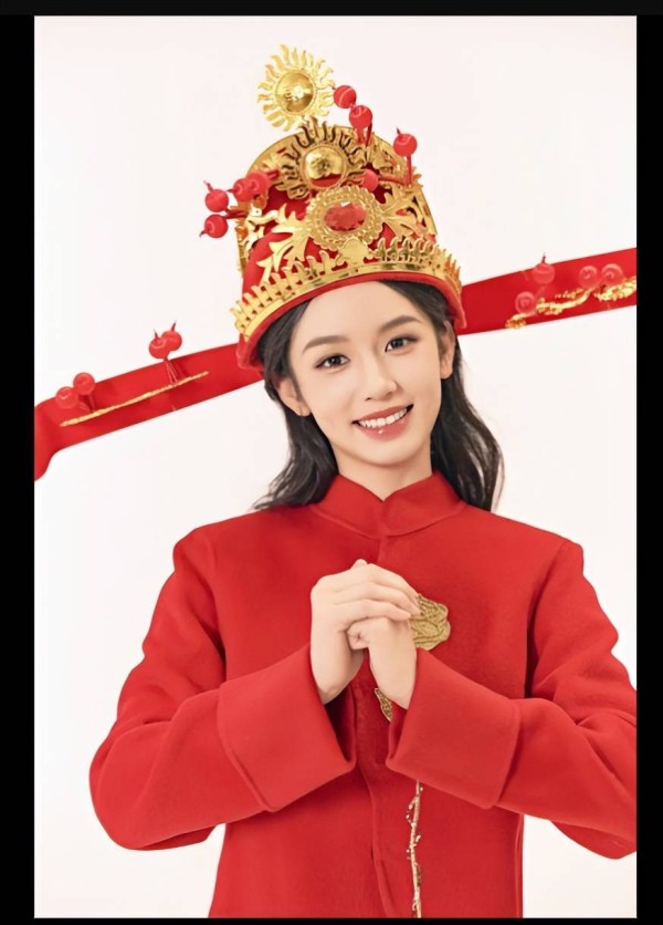 正月初五，周也变身红衣财神，元气满满！