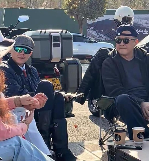 李亚鹏在大理过年，和街坊邻居坐马路边聊天，自称有流浪的想法