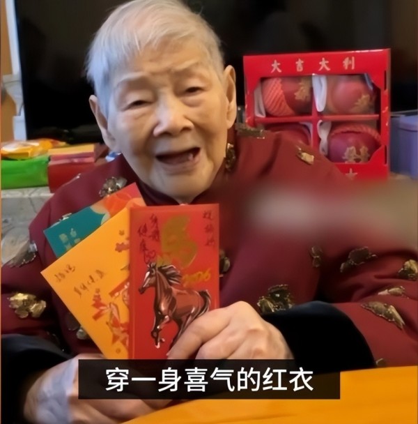 梅艳芳102岁妈妈穿喜庆红衣拜年，每月领25万生活费精神矍铄