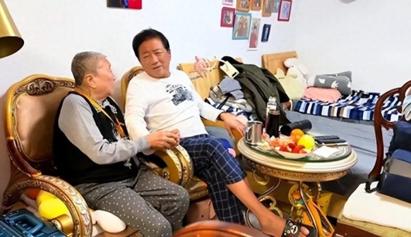 68岁知名演员陪89岁老母亲过年，硬挤在老妈客厅1.3米的小床上