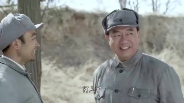 彭德怀元帅：班长在殴打士兵，彭德怀前去劝阻，不料这竟是逃兵！